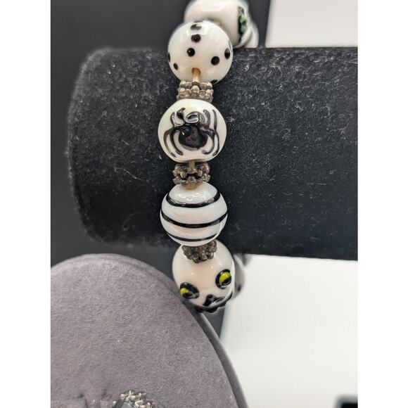 Halloween Spiders Ghouls & Candy Corn Bracelet & Earrings - Picture 4 of 7